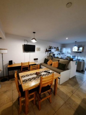 Departamento con balcón y pileta